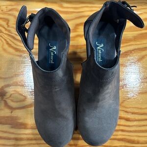 Natural Reflections Women’s sz 8.5 Ankle Bootie Clogs